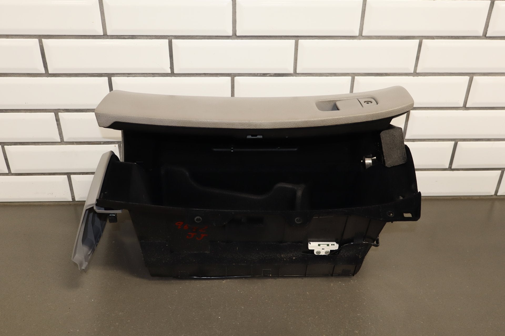 2006 Lexus LS430 Glove Box Ash 10