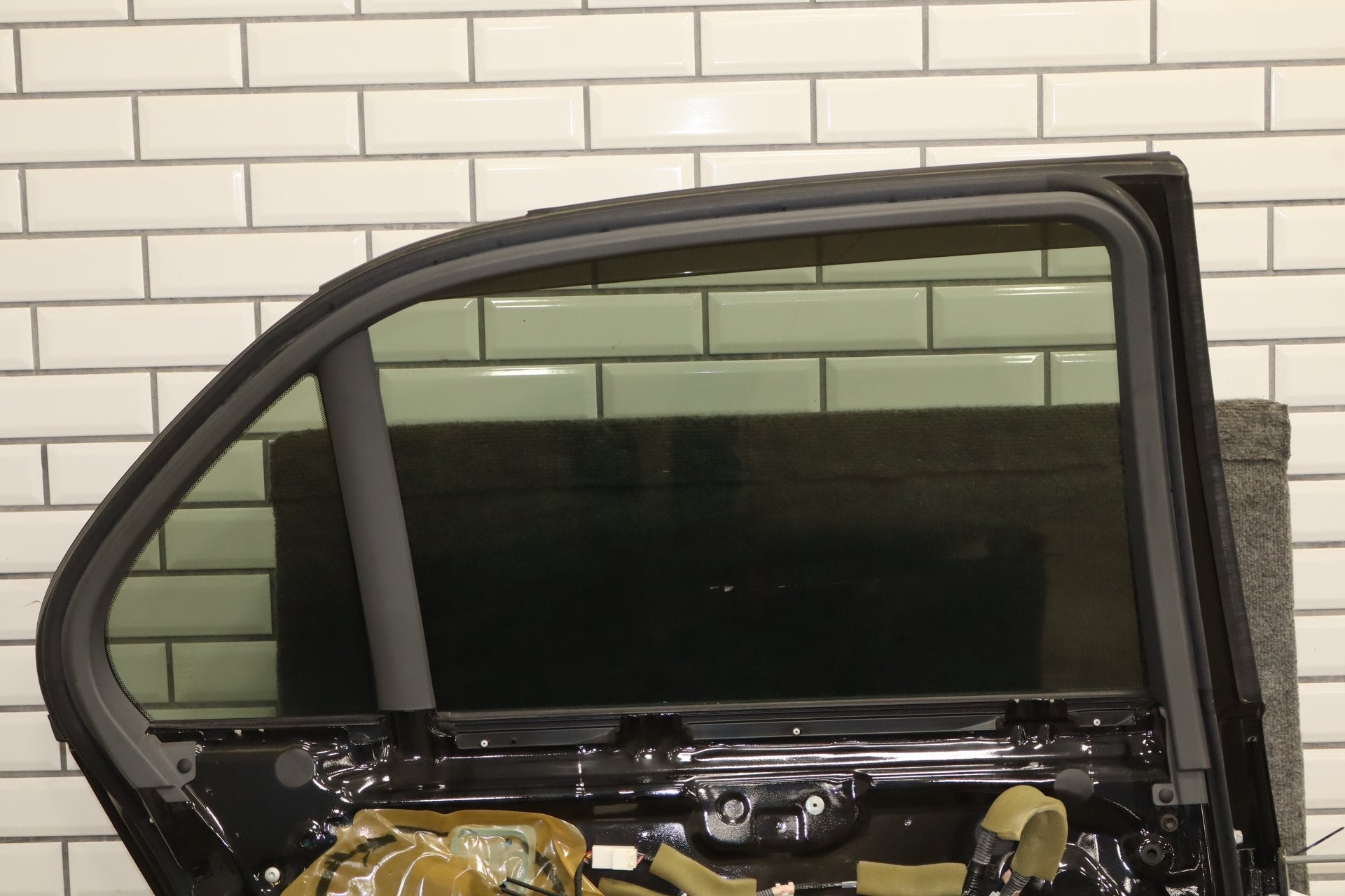 2006 Lexus LS430 Left Rear Door black onyx ( 202 )