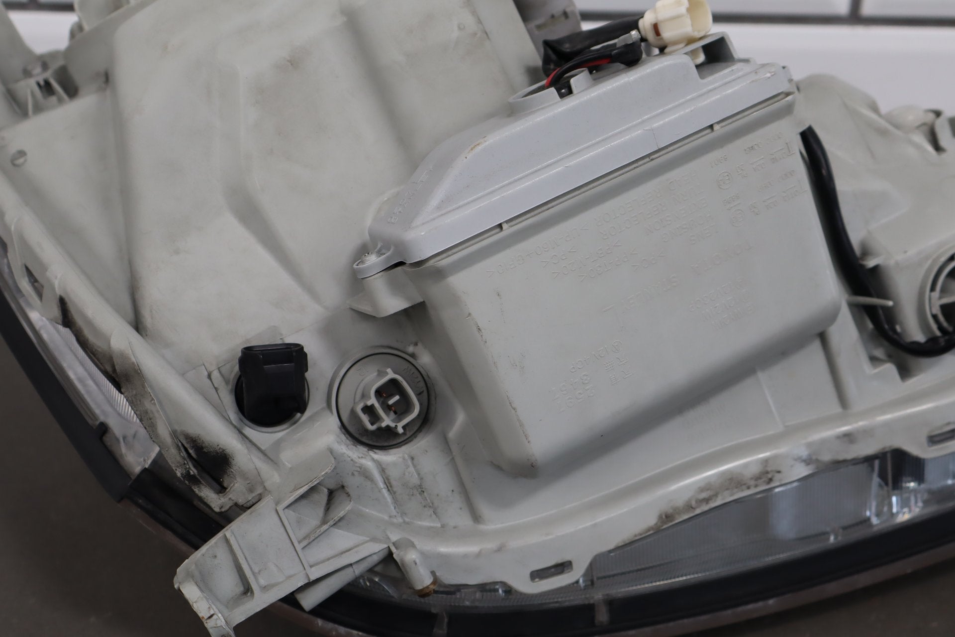 2006 Lexus LS430 Left Xenon Driver Headlamp