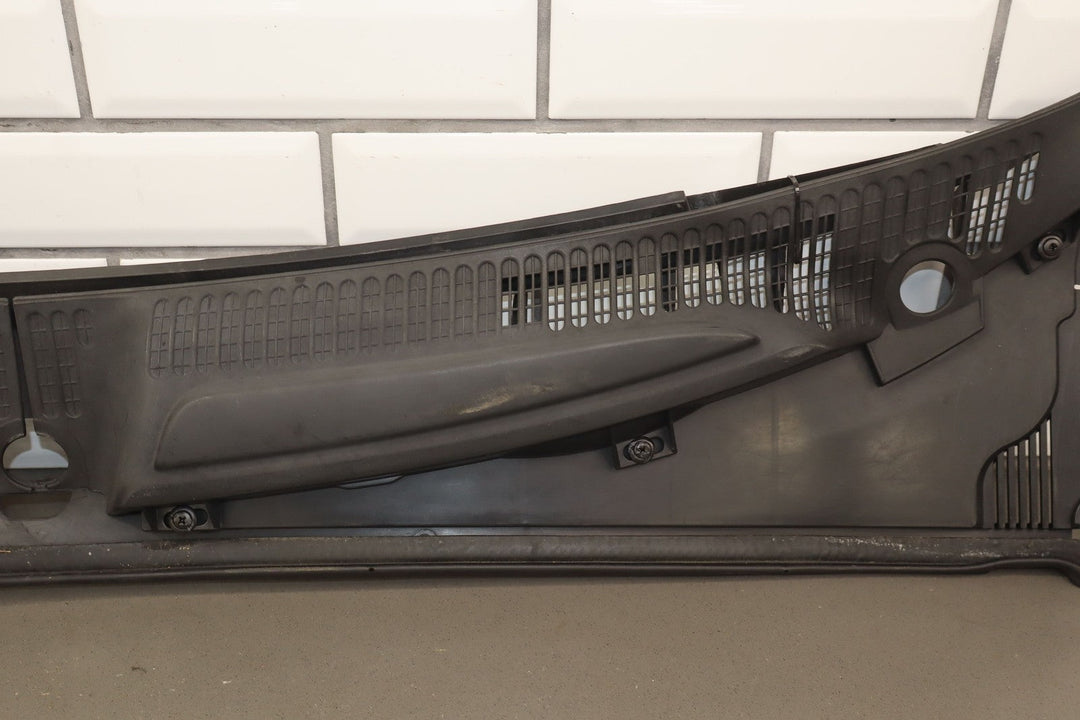 2006 Pontiac GTO Front Cowl Vent Panel W/Weather Strip