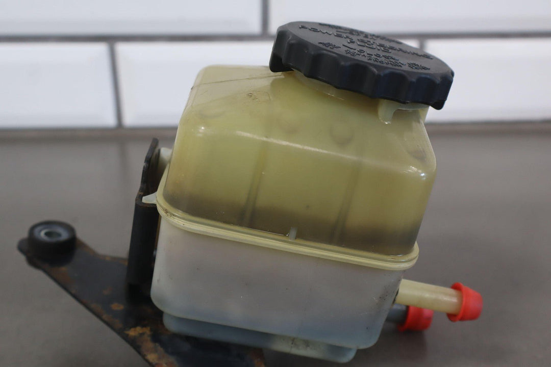 2006 Toyota Land Cruiser Power Steering Reservoir W/Cap & Bracket