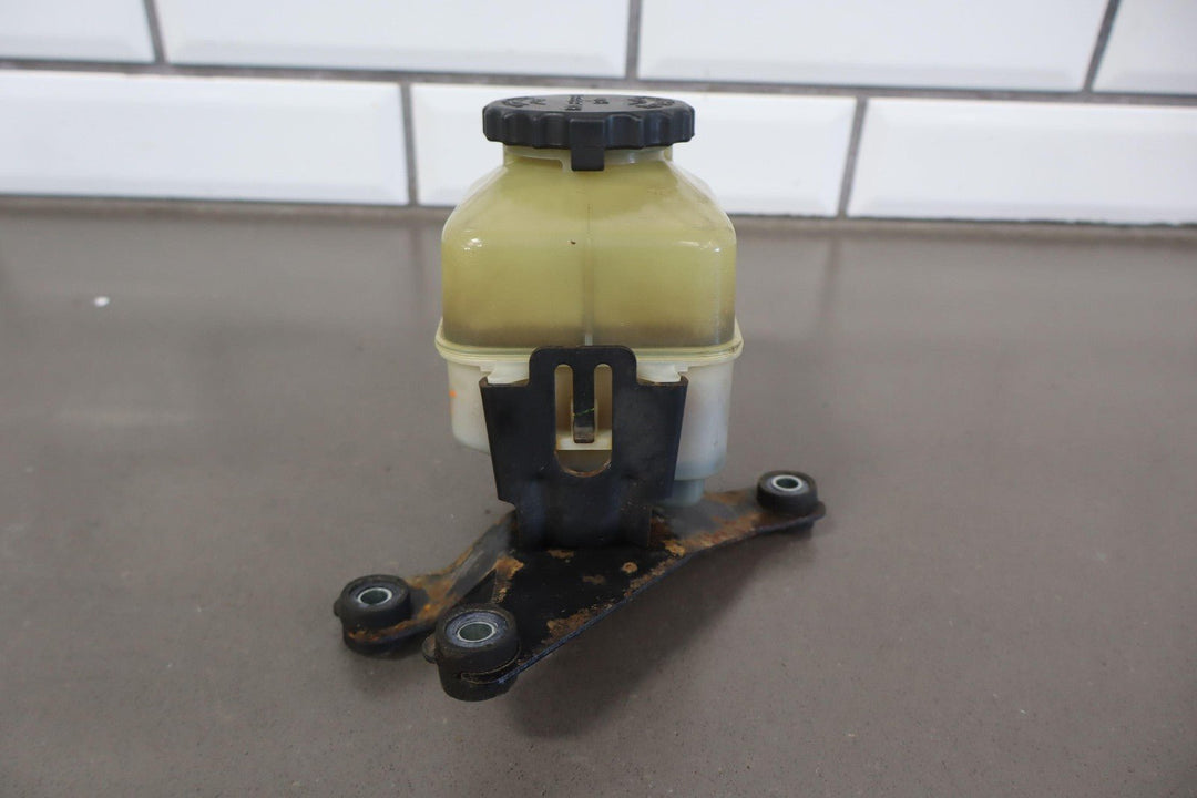 2006 Toyota Land Cruiser Power Steering Reservoir W/Cap & Bracket