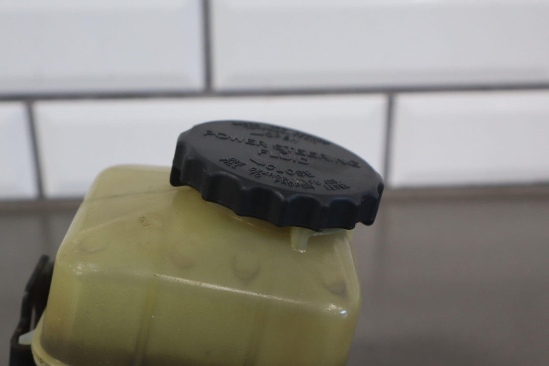 2006 Toyota Land Cruiser Power Steering Reservoir W/Cap & Bracket