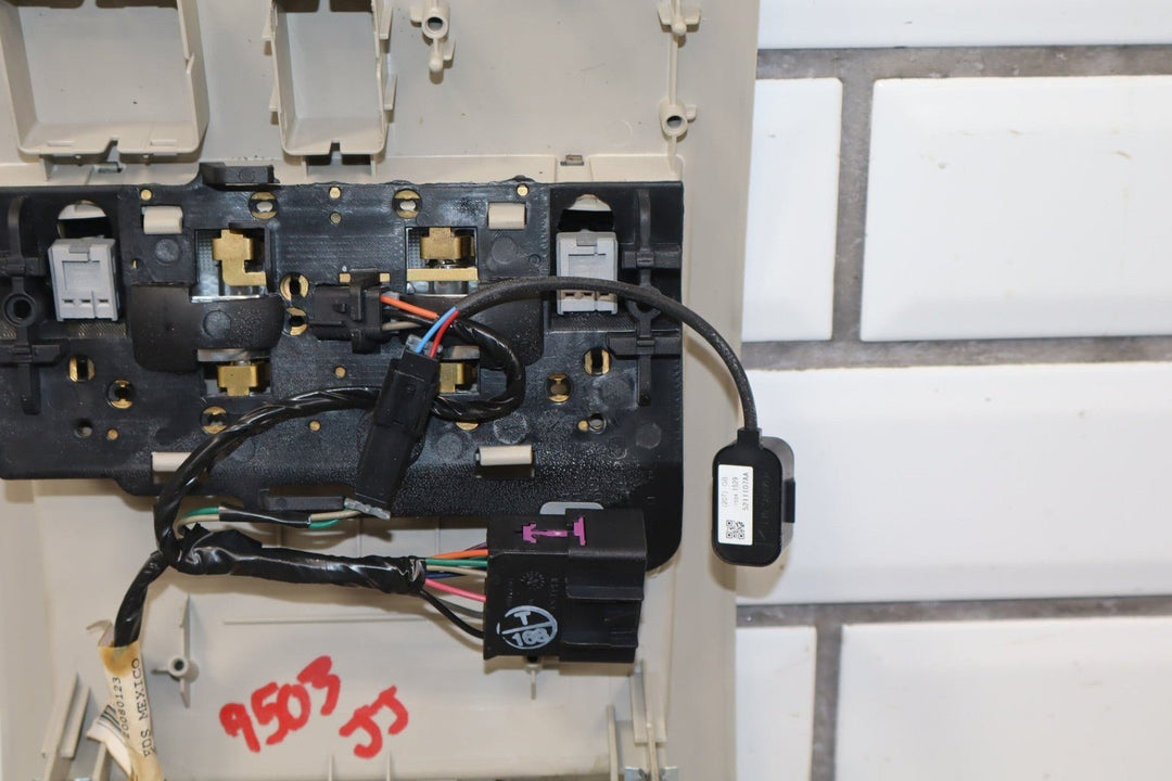 2007 - 2011 GMC Sierra 2500 Roof Console 22750000 OEM