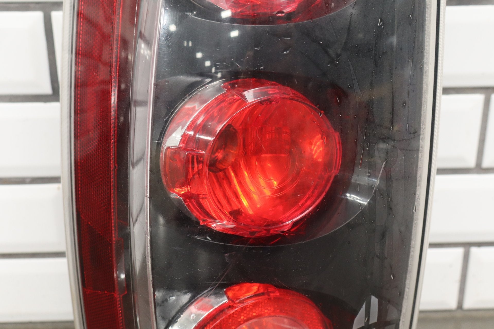 2007-2011 GMC Yukon Left Tail Light 25975977 OEM