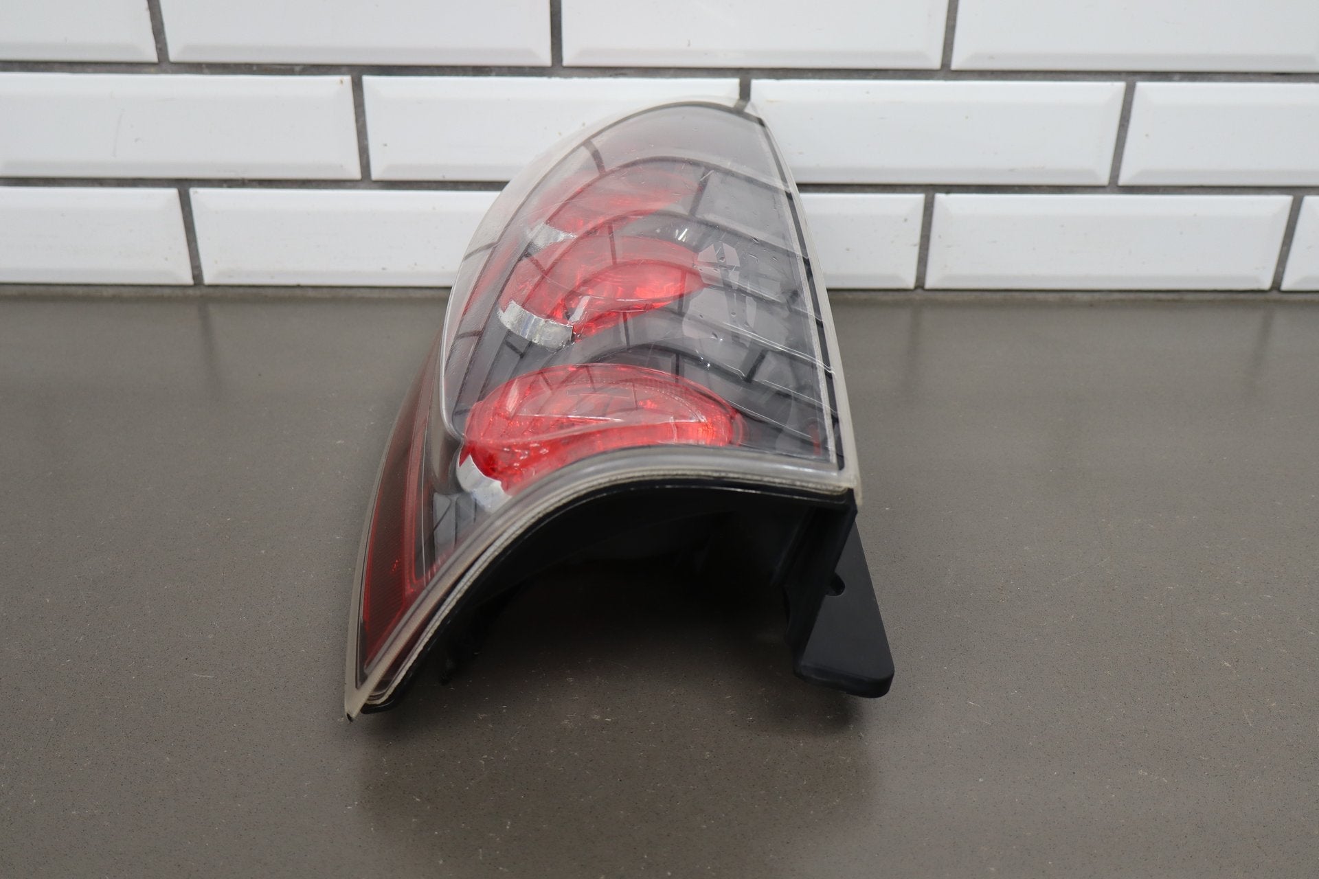 2007-2011 GMC Yukon Left Tail Light 25975977 OEM