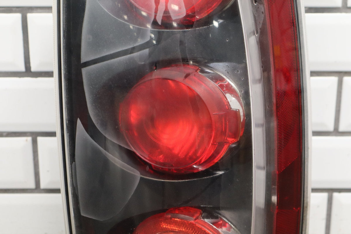 2007-2011 GMC Yukon Right Tail Light 25975978 OEM