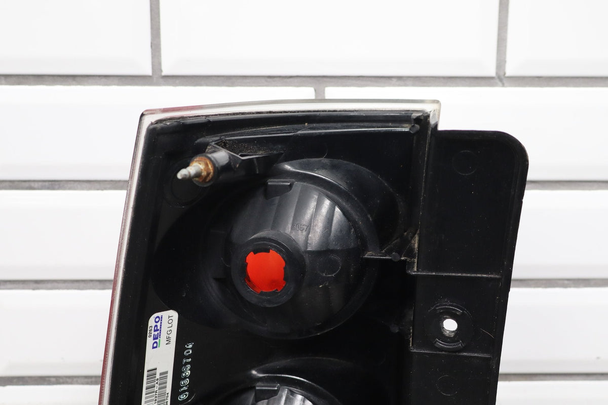 2007-2011 GMC Yukon Right Tail Light 25975978 OEM