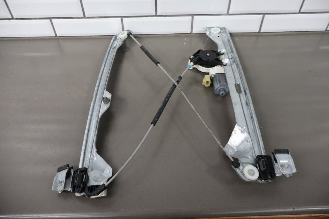 2007 - 2014 Cadillac Escalade ESV Right Rear Door Regulator 20945141 OEM