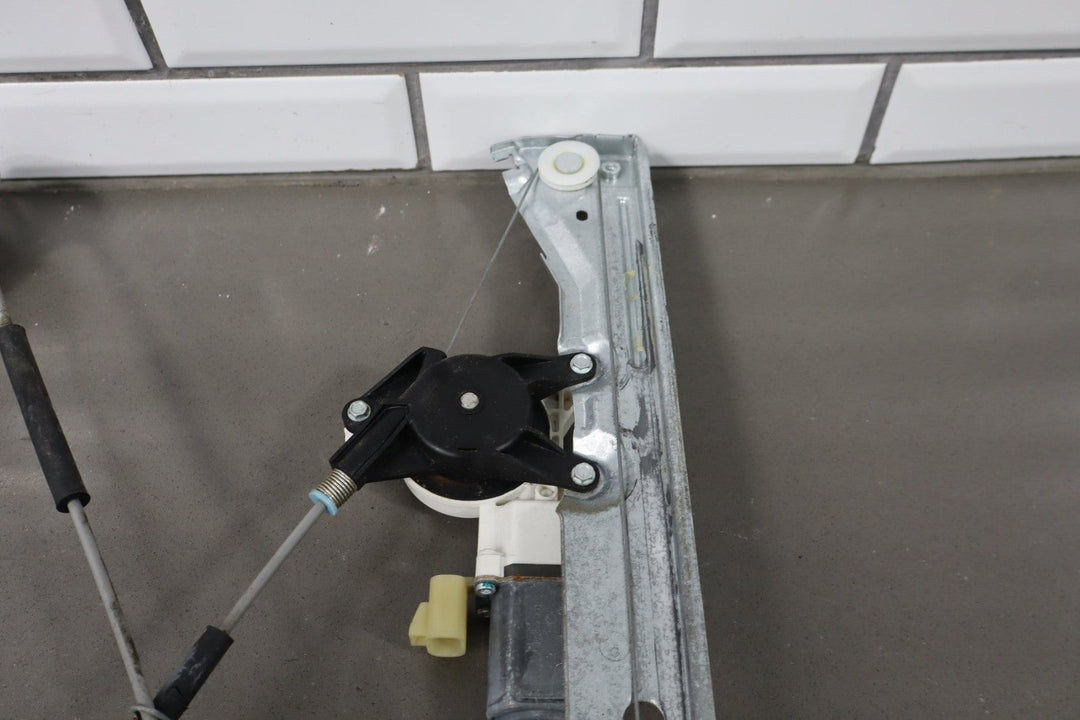 2007 - 2014 Cadillac Escalade ESV Right Rear Door Regulator 20945141 OEM