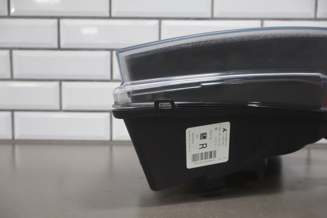 2007 - 2014 Chevrolet Suburban Right Headlamp 20760579 OEM