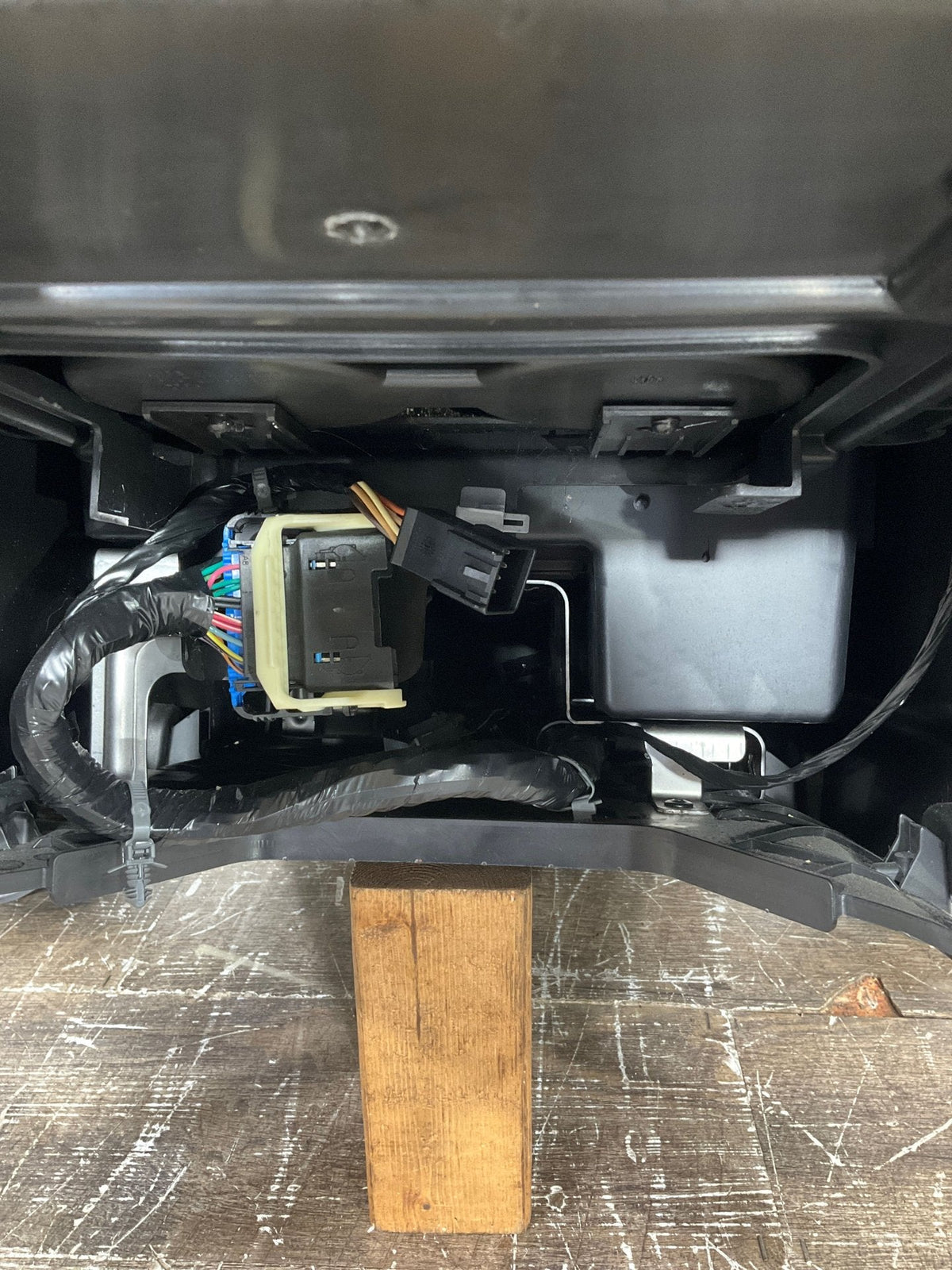 2007 GMC Yukon- Front Console