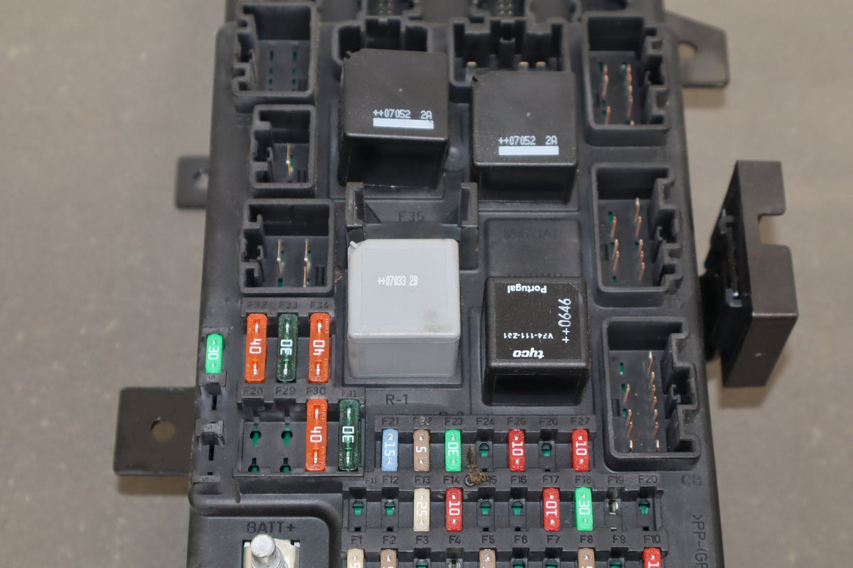 2007 Jaguar XKR 4.2L Gasoline Cabin Fuse Box