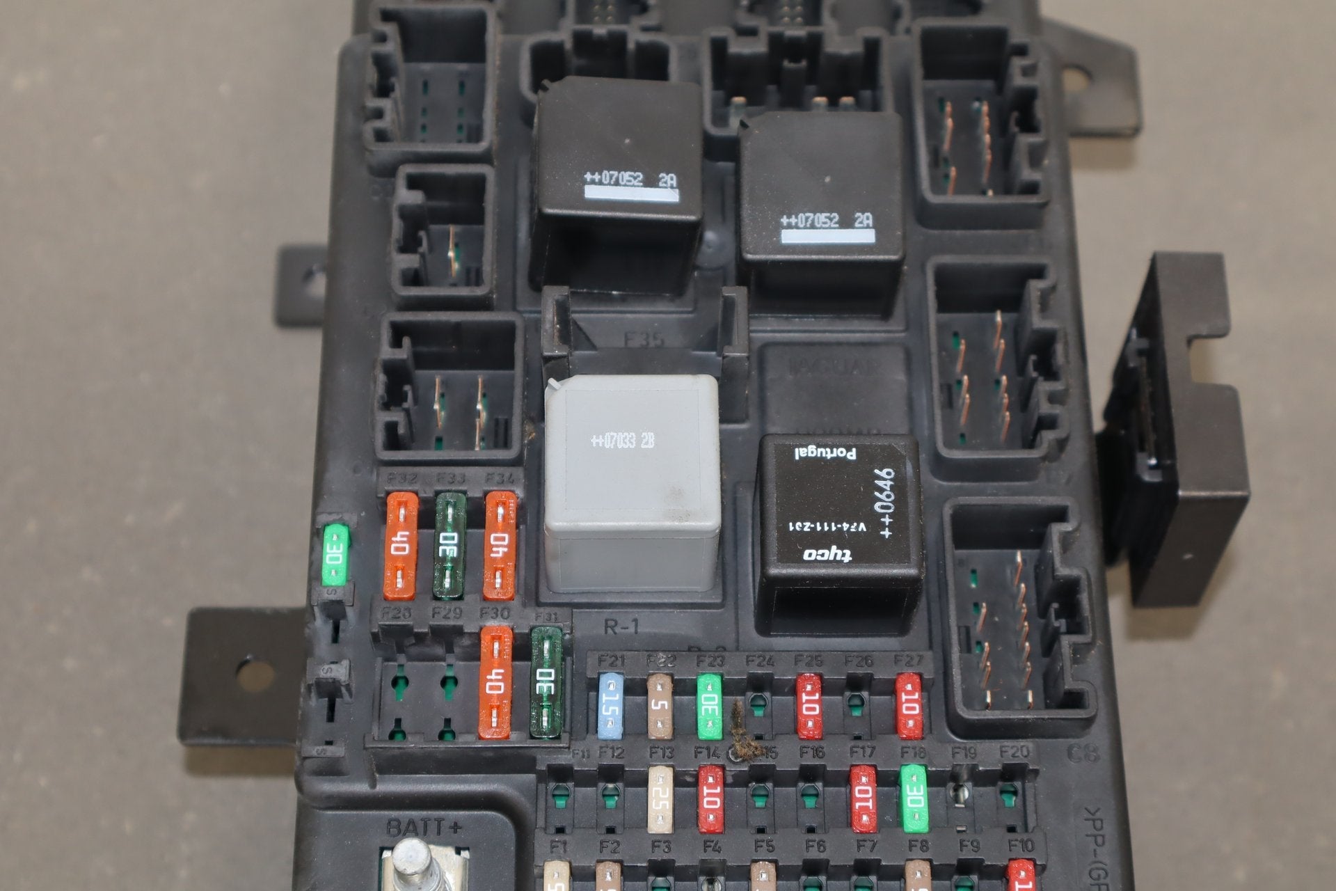 2007 Jaguar XKR 4.2L Gasoline Cabin Fuse Box