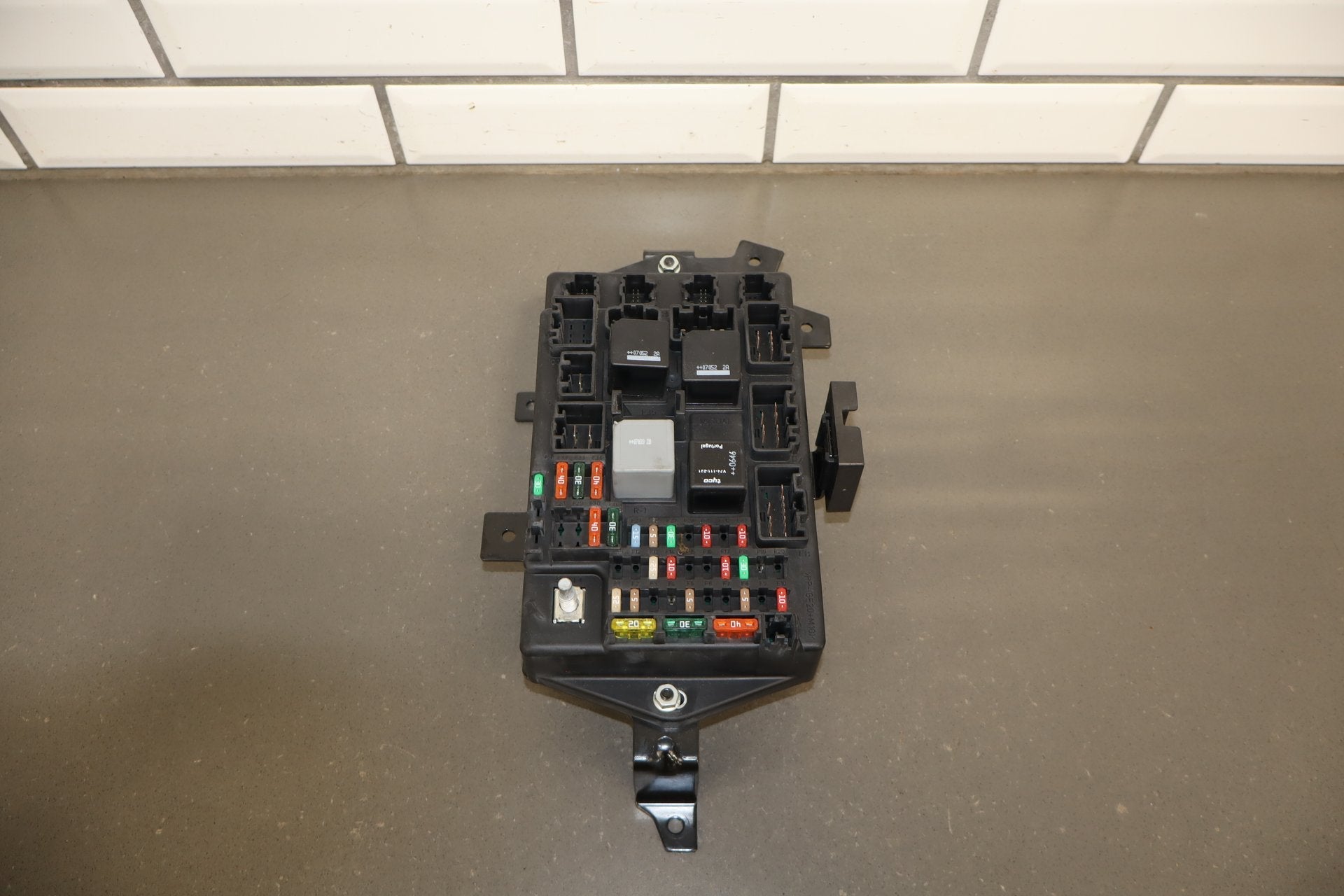 2007 Jaguar XKR 4.2L Gasoline Cabin Fuse Box