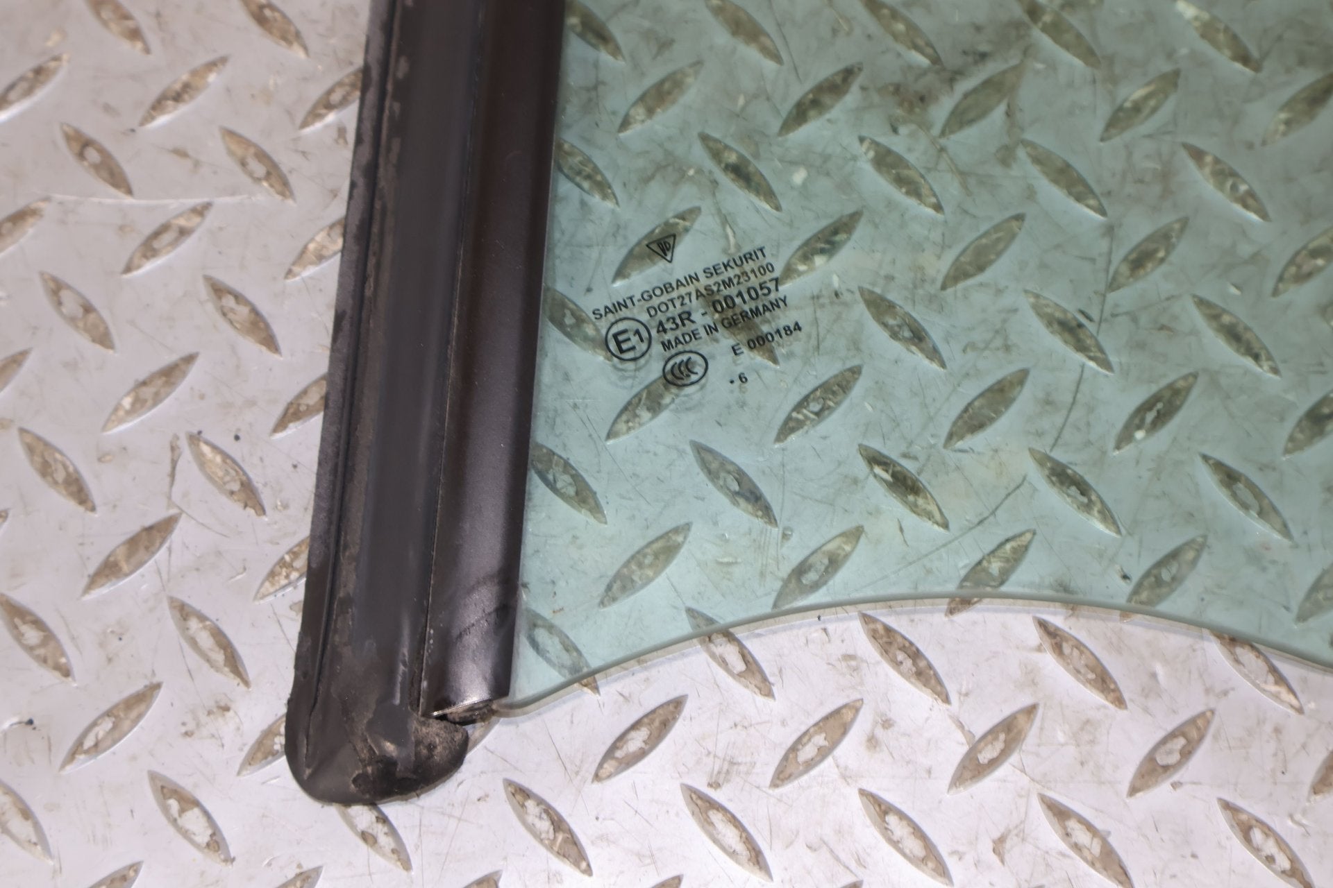 2007 Porsche 911- QUARTER GLASS/WINDOW