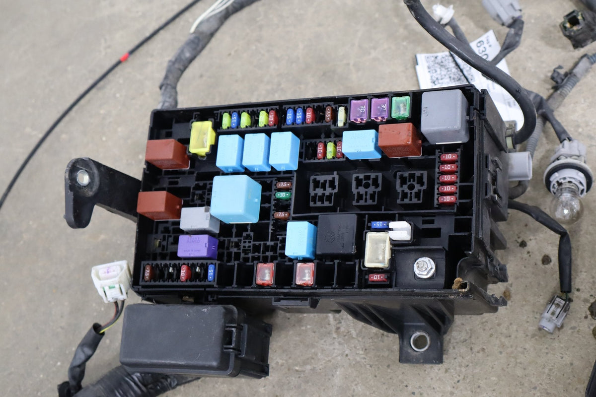 2007 Toyota FJ Cruiser 4.0L 4x2 Automatic Engine Fuse Box