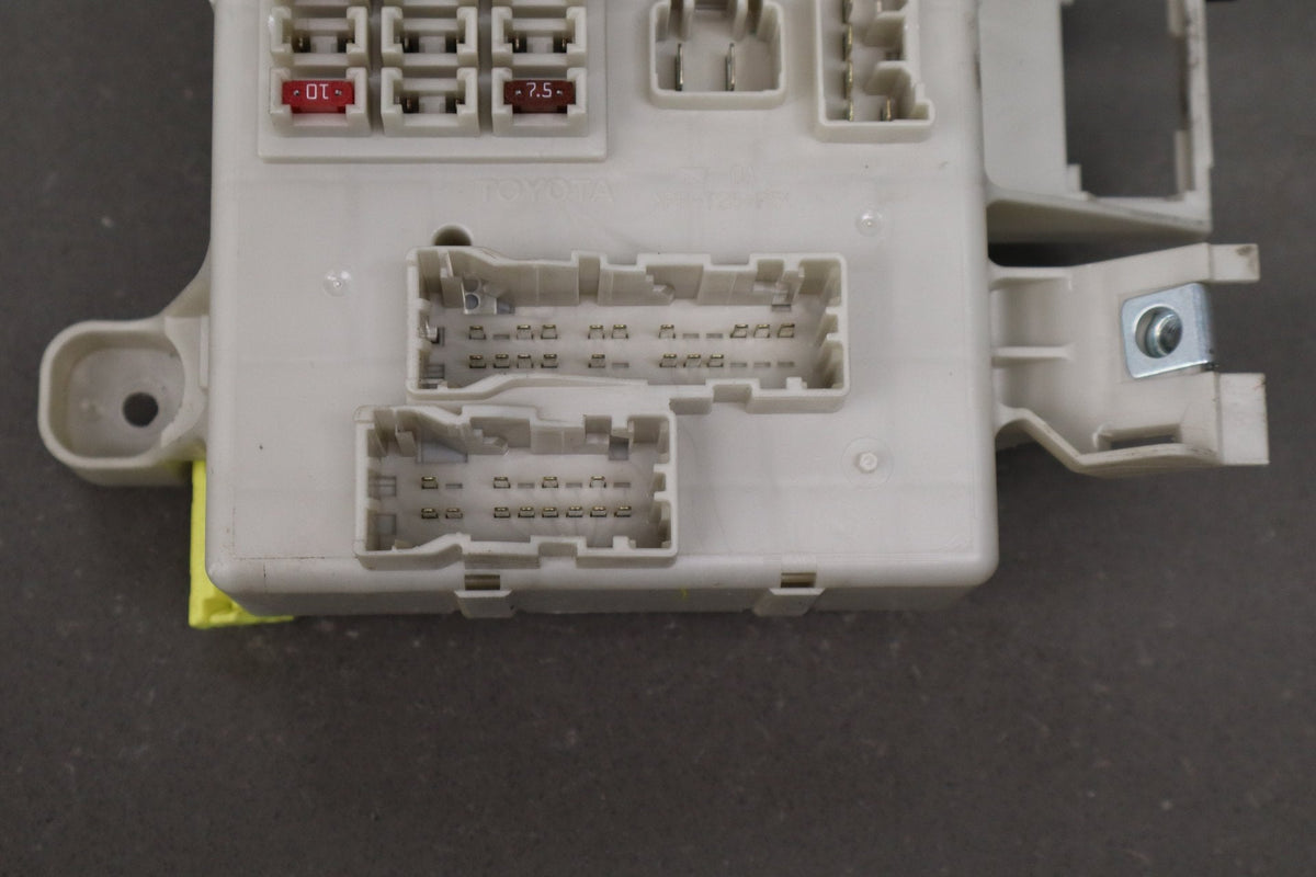 2007 Toyota FJ Cruiser 4.0L Cabin Fuse Box