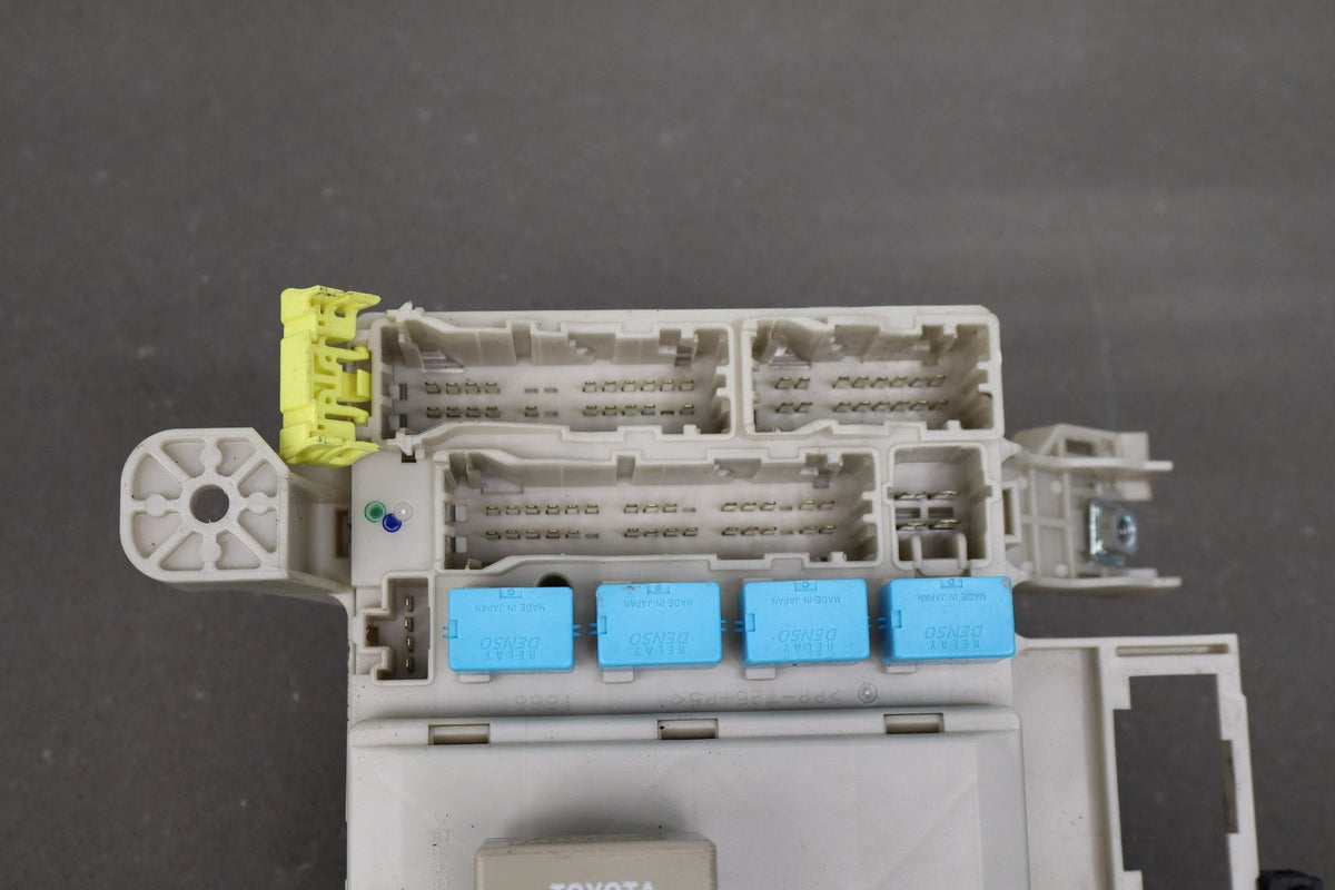 2007 Toyota FJ Cruiser 4.0L Cabin Fuse Box