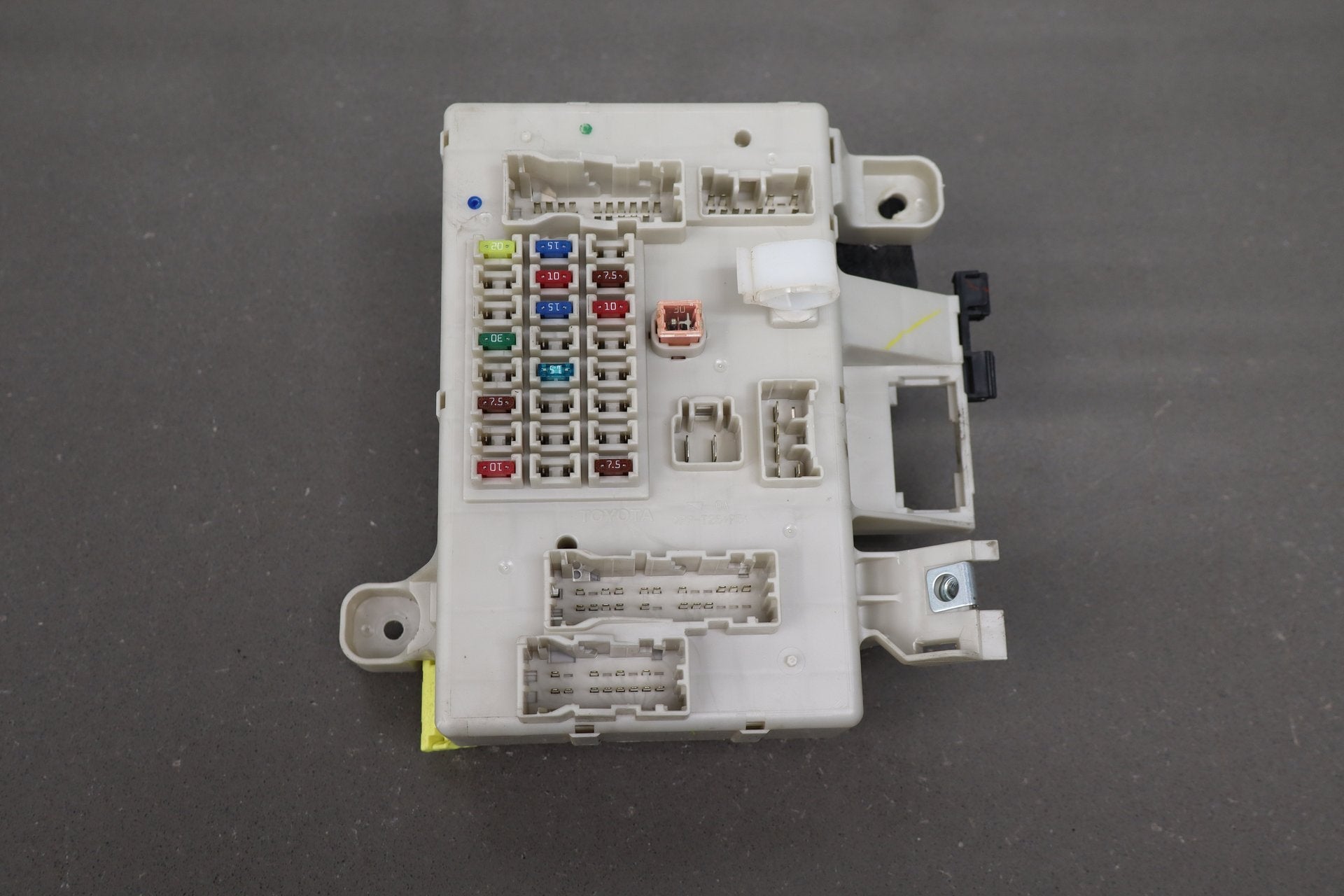 2007 Toyota FJ Cruiser 4.0L Cabin Fuse Box