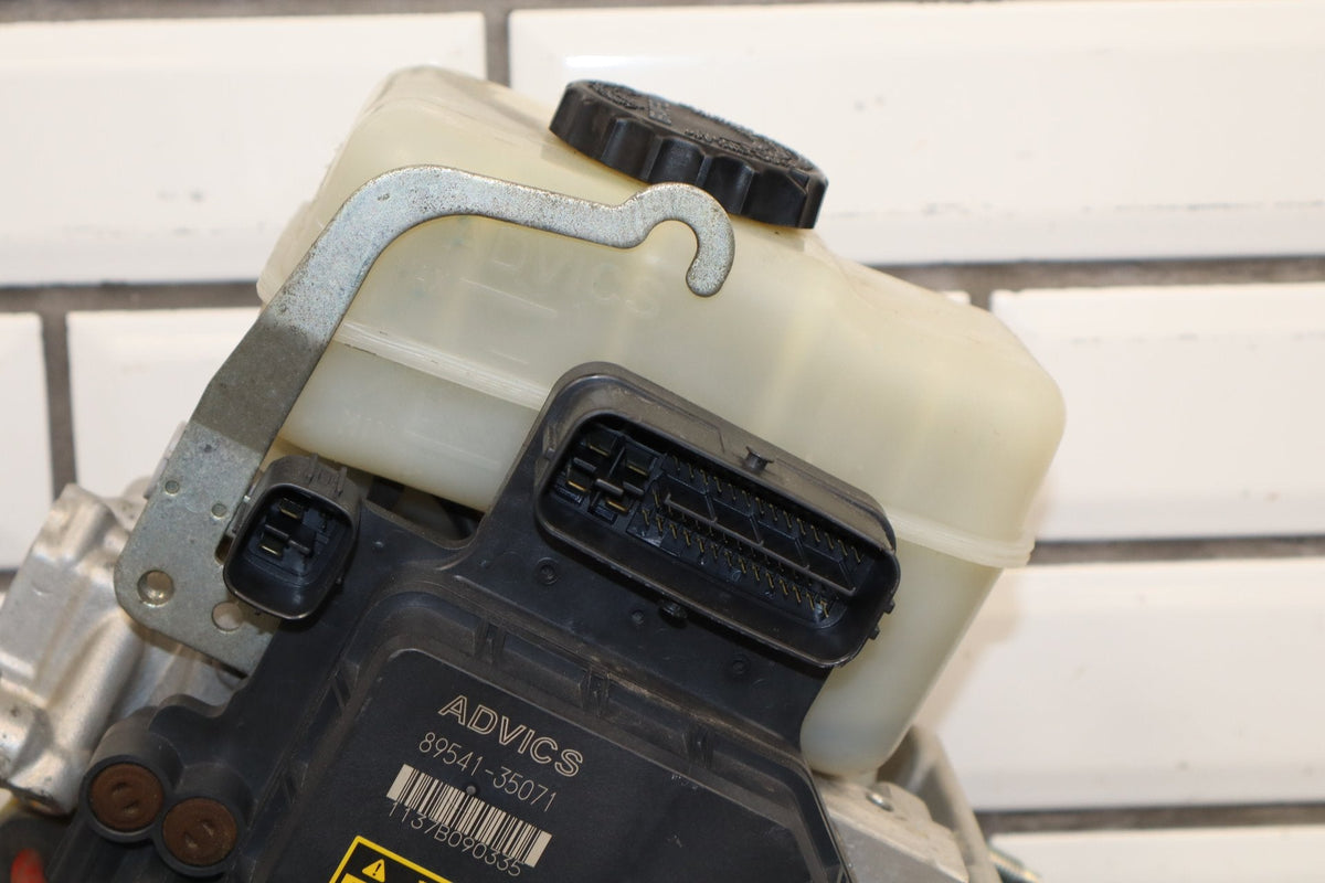 2007 Toyota FJ Cruiser 4x2 W/ Differential Lock ABS Brake Brake Pump OEM