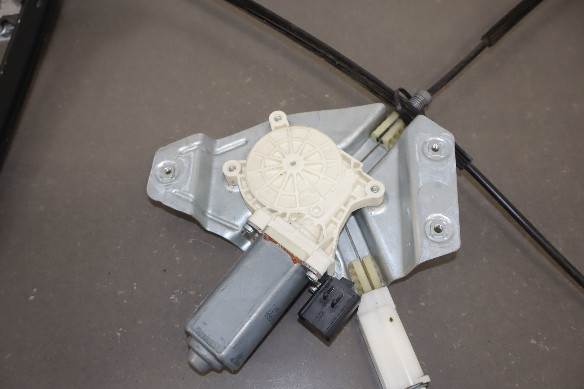 2008-2010 Dodge Challenger Right Front Door Regulator OEM