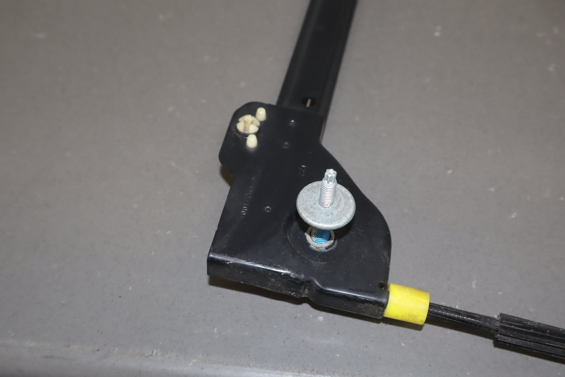 2008-2010 Dodge Challenger Right Front Door Regulator OEM