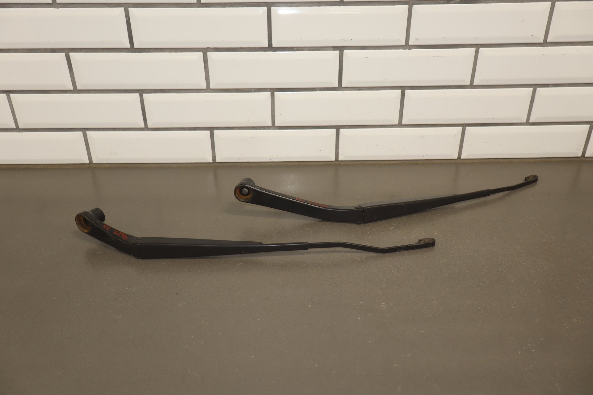 2008-2010 Dodge Challenger SRT8 Wiper Arm Pair