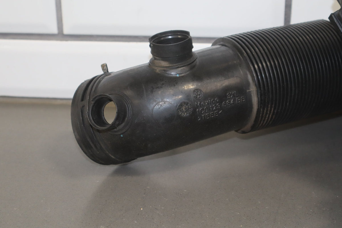 2008 Volkswagen Beetle 2.5L Air Cleaner Assembly OEM