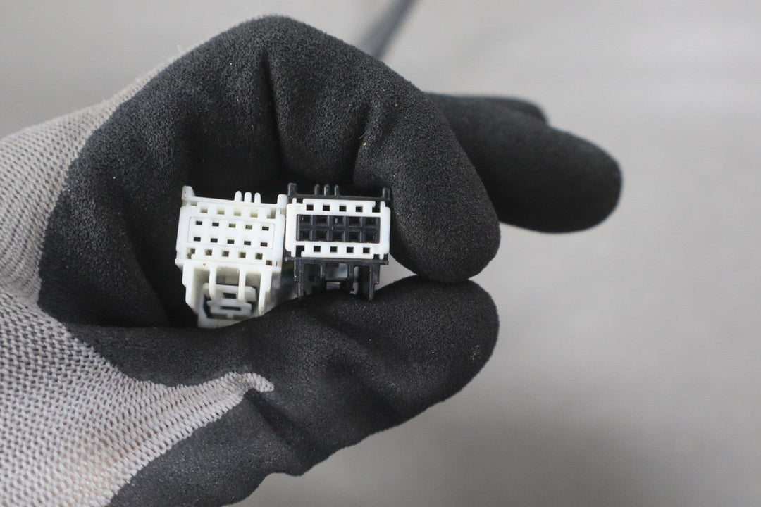 2009 - 2014 Chevrolet Suburban Left Door Mirror Summit White 50U 20843157