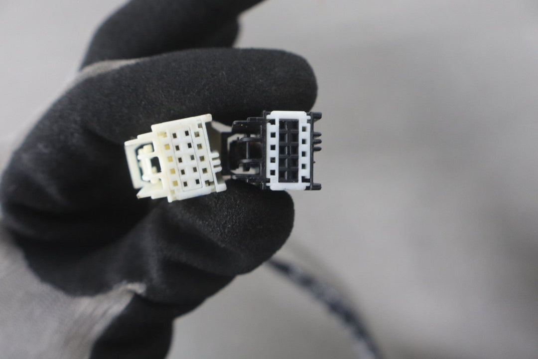 2009 - 2014 Chevrolet Suburban Right Door Mirror Summit White 50U 20756937