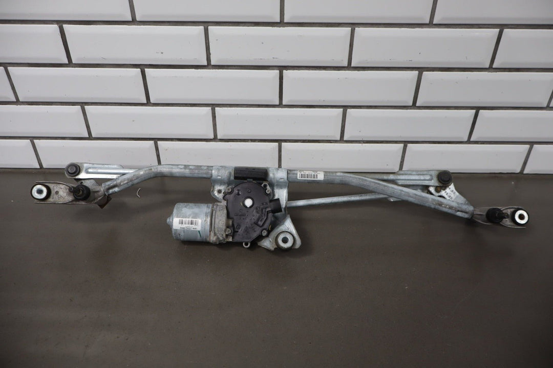 2009 Cadillac Escalade ESV Front Wiper Motor with Linkage OEM GMT900