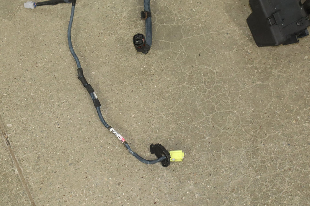2010 - 2011 Lexus GX460 Engine Fuse Relay Junction Box & Harness *1 Broken Plug*