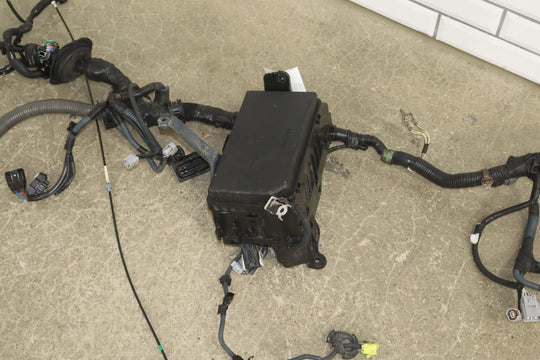2010 - 2011 Lexus GX460 Engine Fuse Relay Junction Box & Harness *1 Broken Plug*