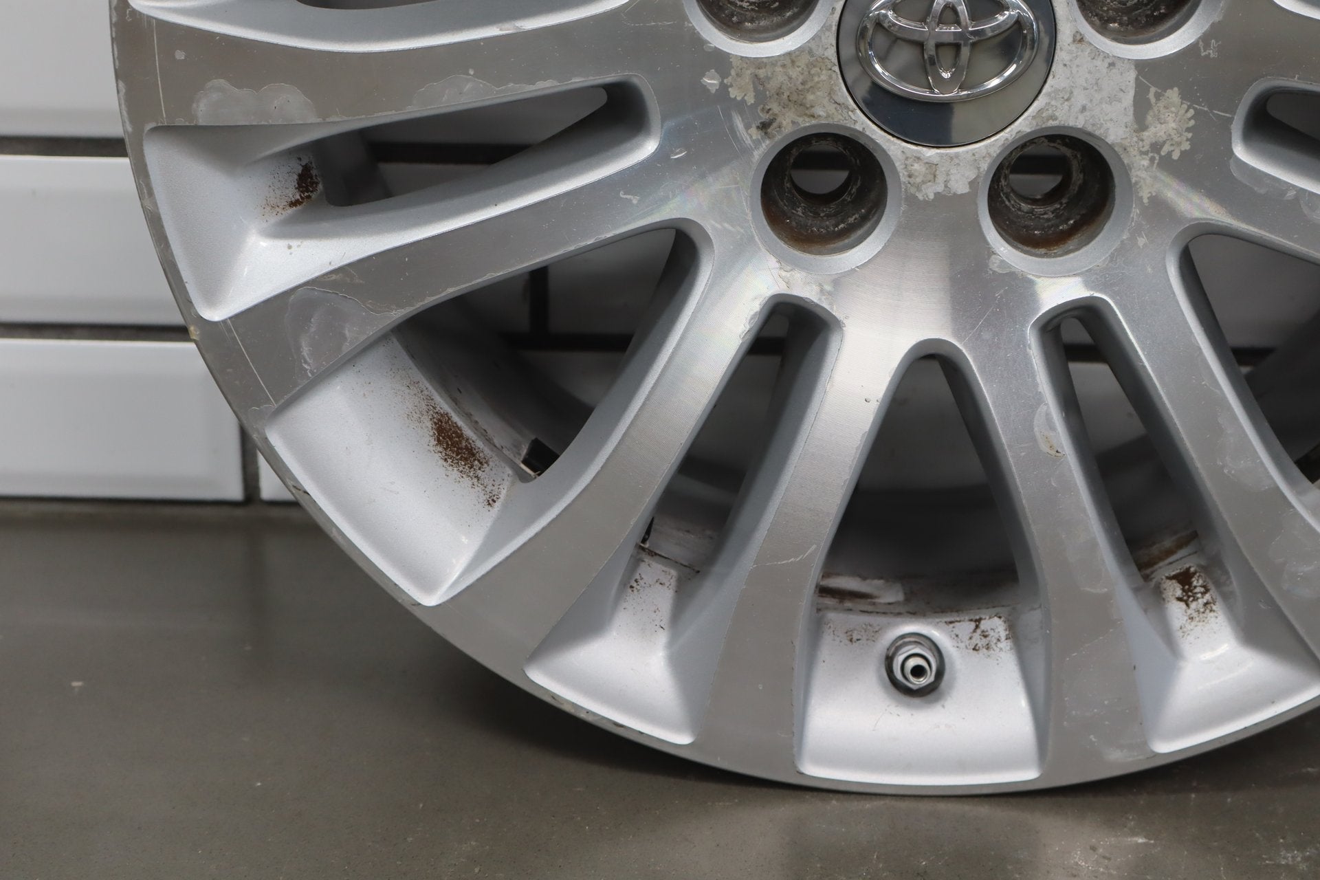 2010-2012 Toyota Sienna OEM 17x7 Split Spoke Alloy Wheel | Corrosion