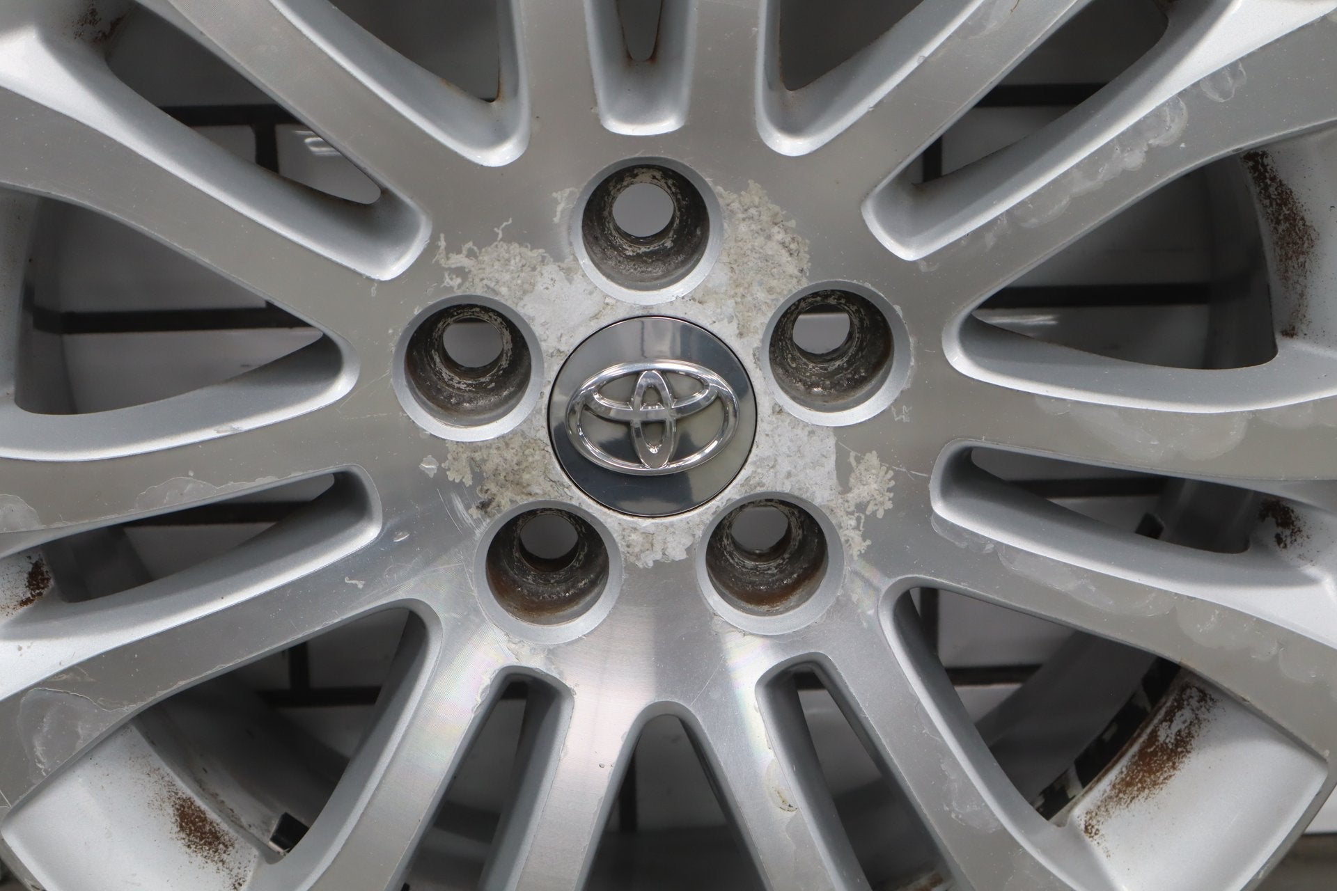 2010-2012 Toyota Sienna OEM 17x7 Split Spoke Alloy Wheel | Corrosion