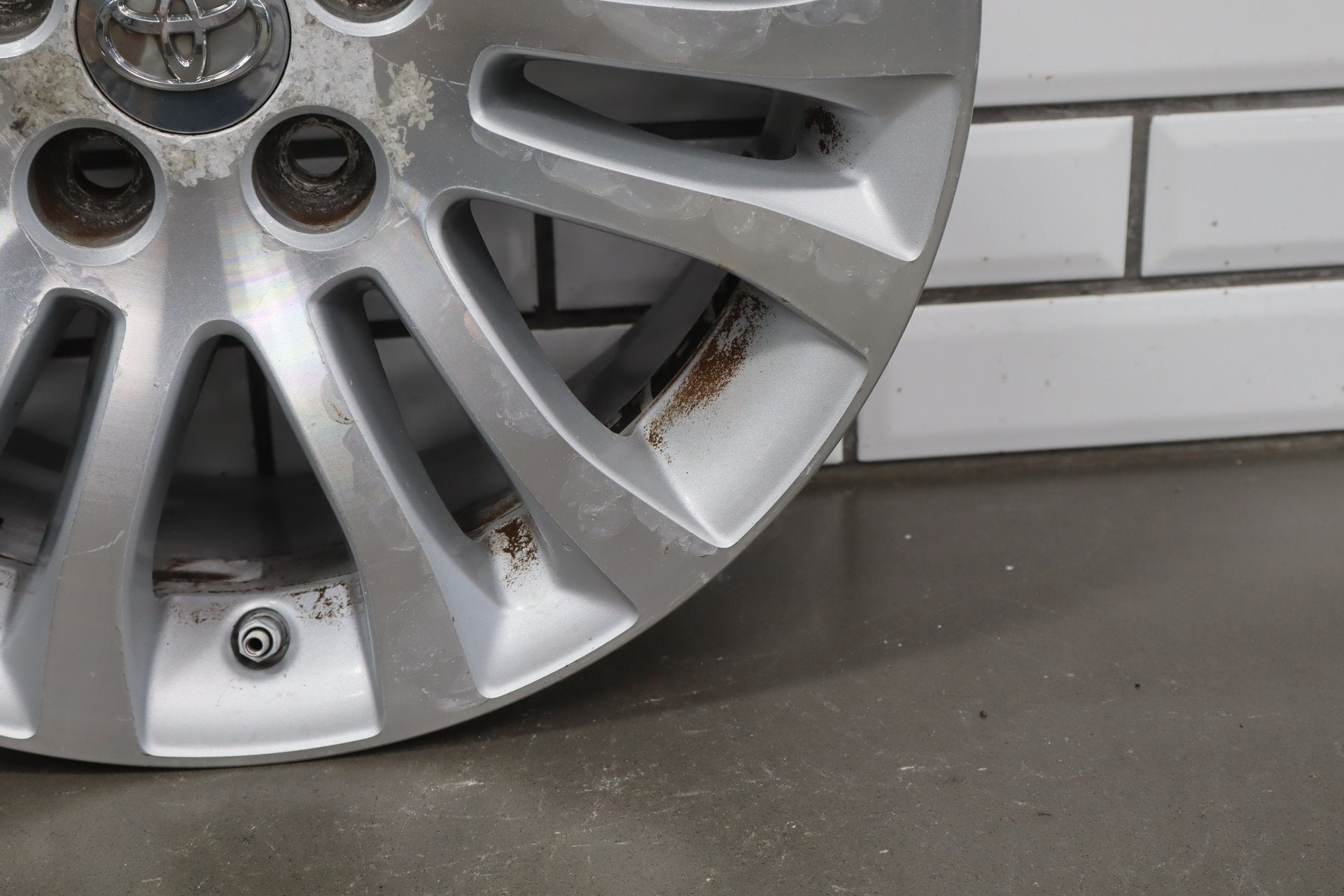 2010-2012 Toyota Sienna OEM 17x7 Split Spoke Alloy Wheel | Corrosion