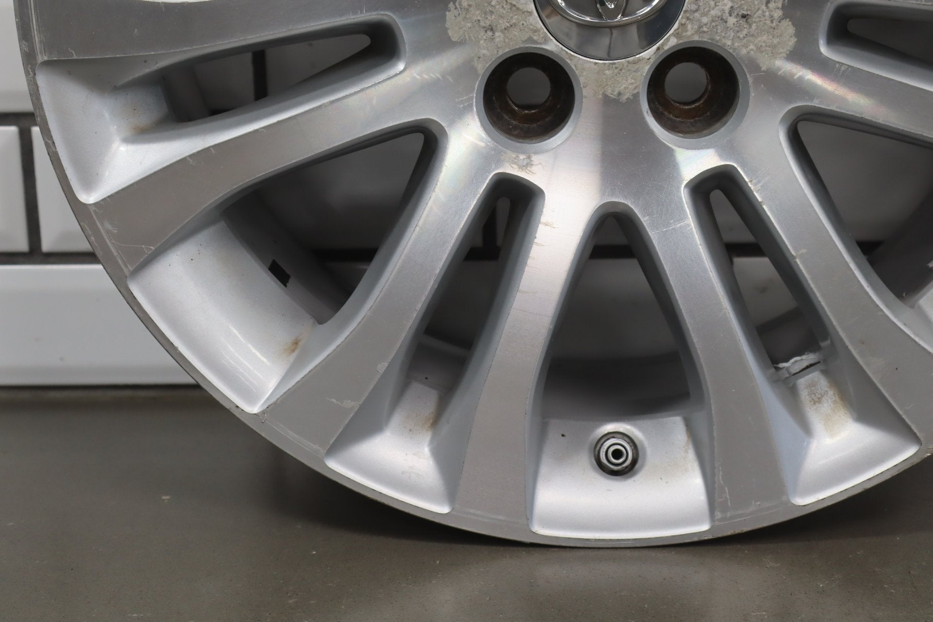 2010-2012 Toyota Sienna OEM 17x7 Split Spoke Alloy Wheel | Corrosion