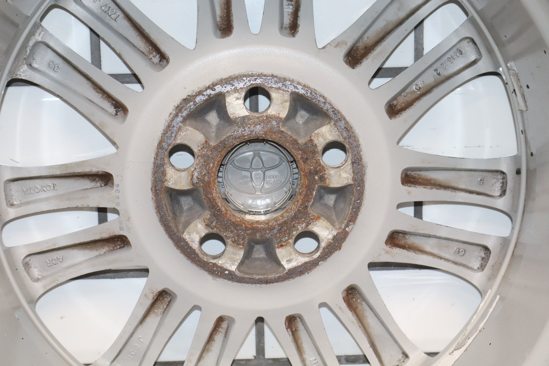 2010-2012 Toyota Sienna OEM 17x7 Split Spoke Alloy Wheel | Corrosion