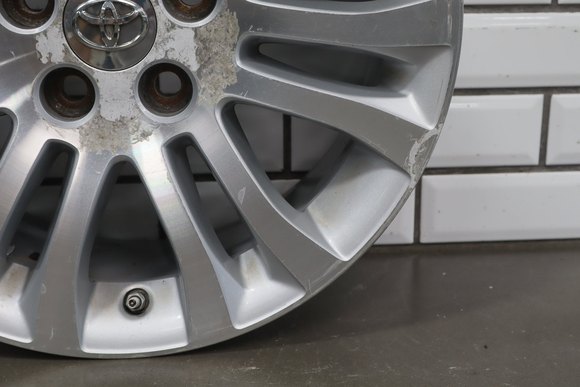 2010-2012 Toyota Sienna OEM 17x7 Split Spoke Alloy Wheel | Corrosion