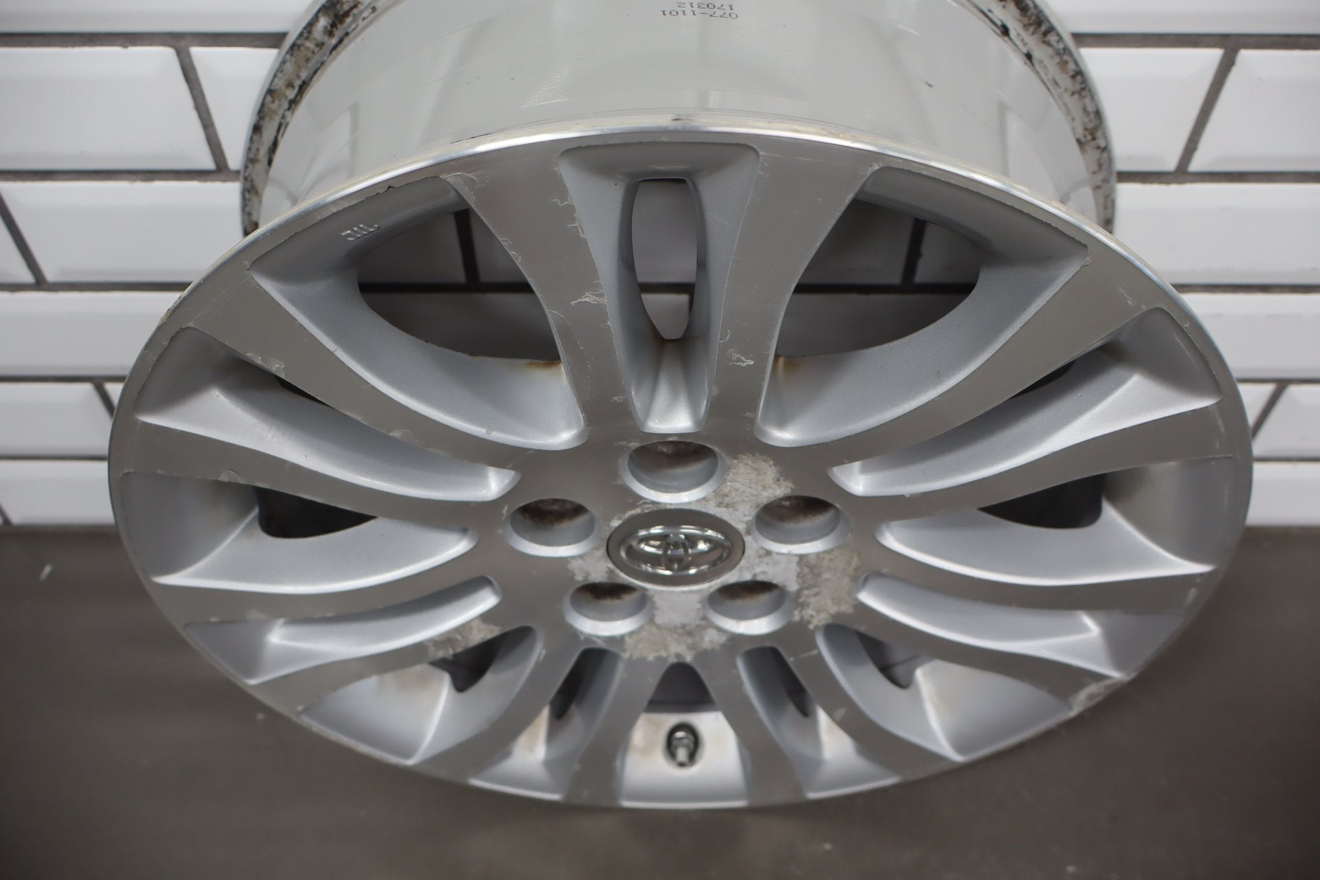 2010-2012 Toyota Sienna OEM 17x7 Split Spoke Alloy Wheel | Corrosion