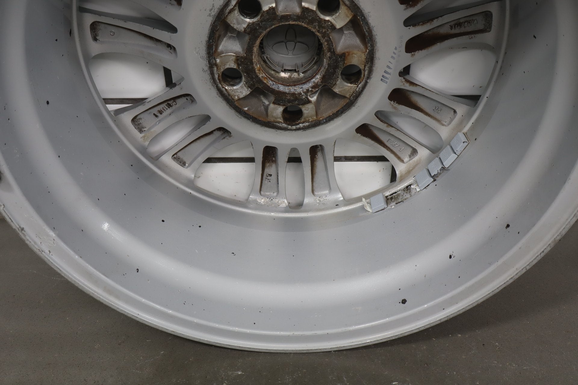 2010-2012 Toyota Sienna OEM 17x7 Split Spoke Alloy Wheel | Corrosion