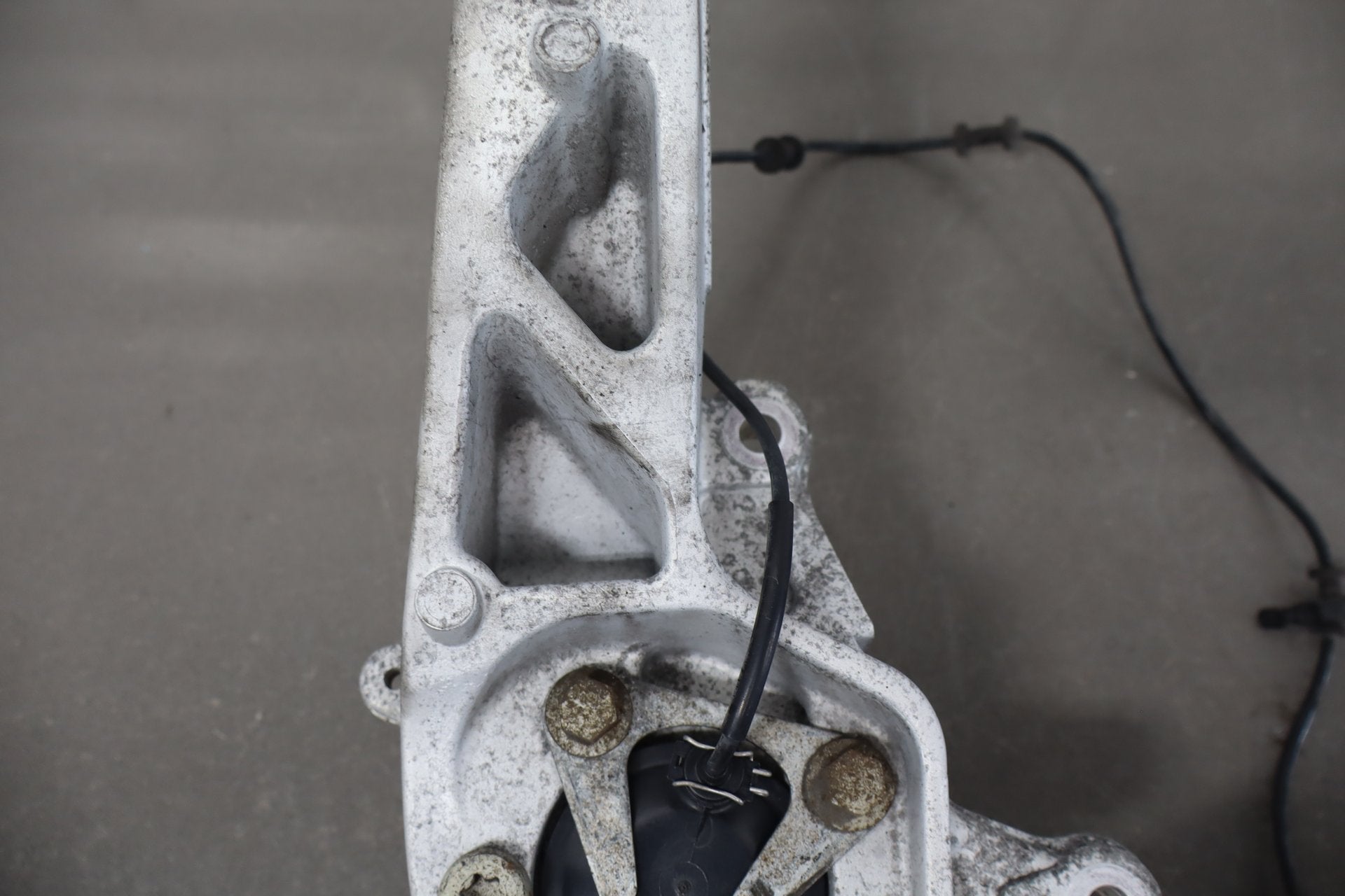 2010-2013 Jaguar XJ L Portfolio Right Front Spindle