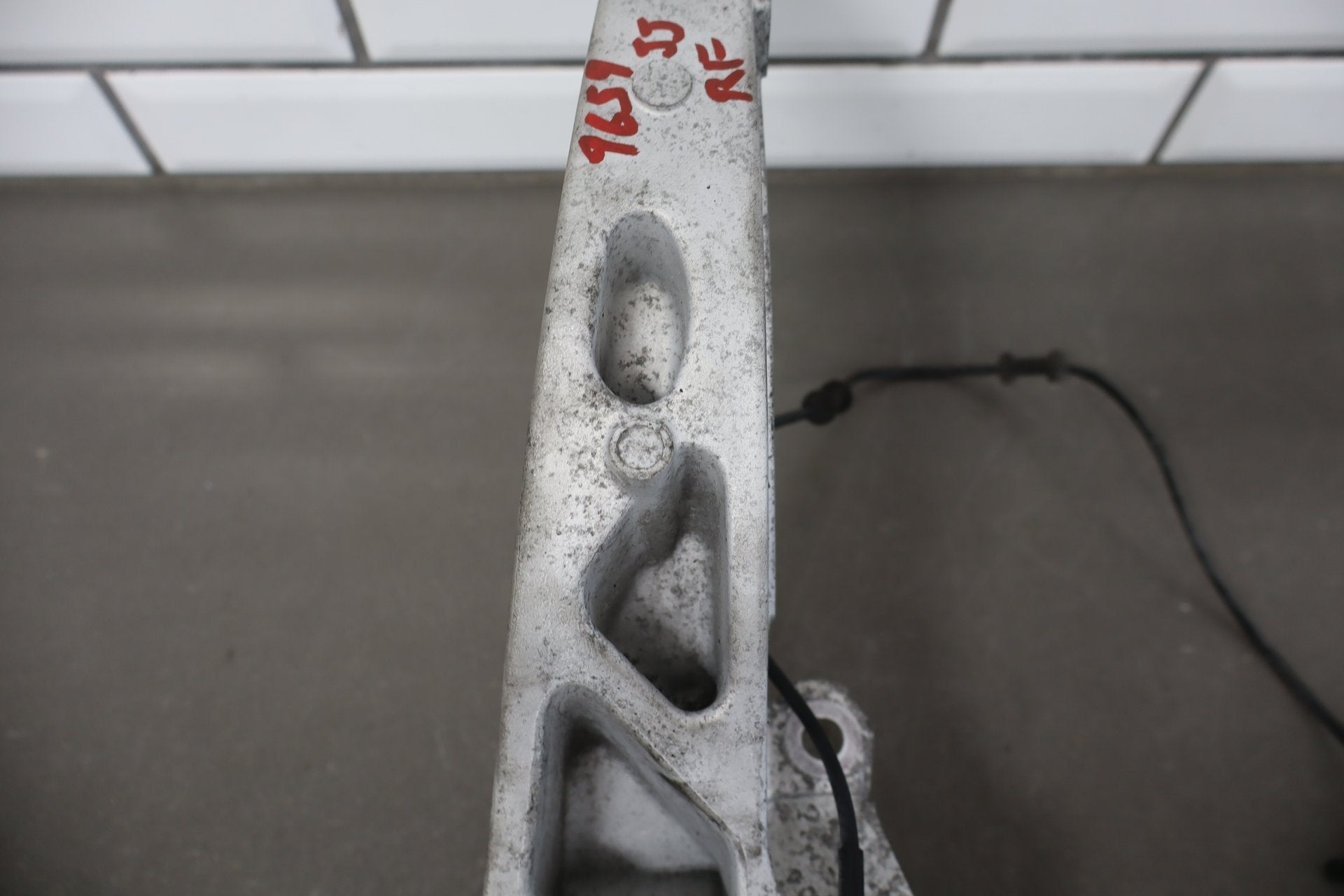 2010-2013 Jaguar XJ L Portfolio Right Front Spindle