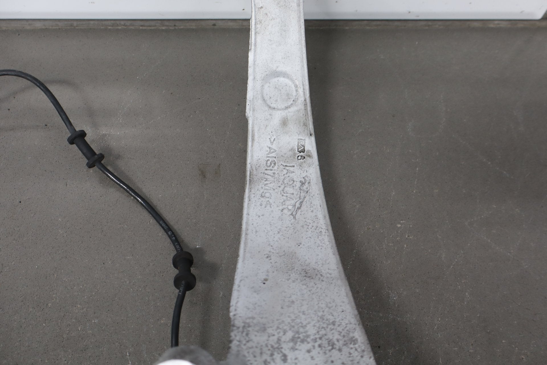 2010-2013 Jaguar XJ L Portfolio Right Front Spindle