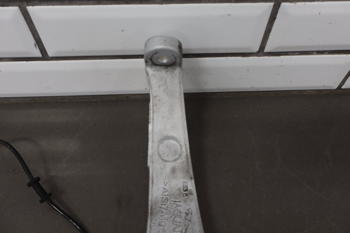 2010-2013 Jaguar XJ L Portfolio Right Front Spindle