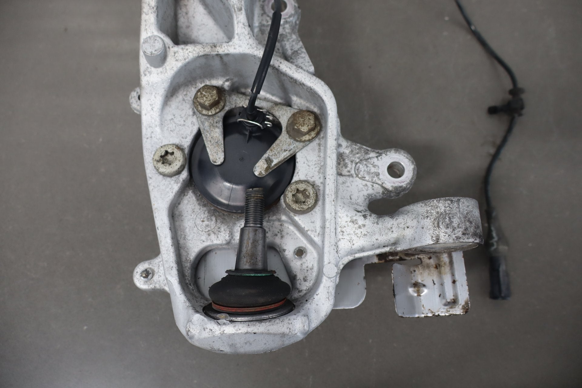 2010-2013 Jaguar XJ L Portfolio Right Front Spindle