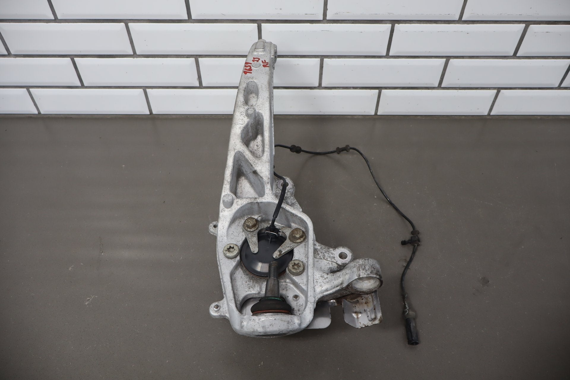 2010-2013 Jaguar XJ L Portfolio Right Front Spindle