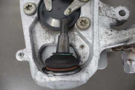 2010-2013 Jaguar XJ L Portfolio Right Front Spindle