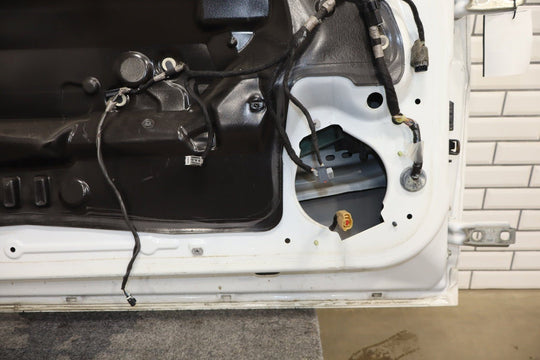 2010 - 2015 Chevrolet Camaro 2SS Left Front Door White GAZ